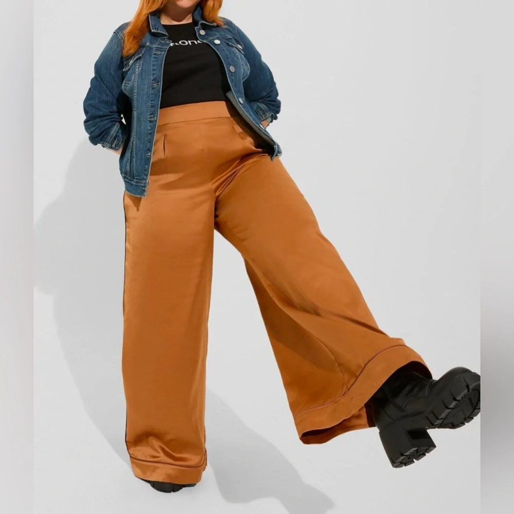 Torrid Wide Leg Satin High Rise Pant Brown 2 Regular - Picture 3 of 4